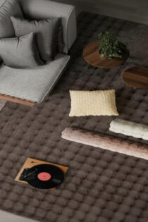 Aksu Royal Bubble Halı – 20 mm Hav Yüksekliği, Keçe + Dote Tabanlı Kaymaz ve Şık Halı